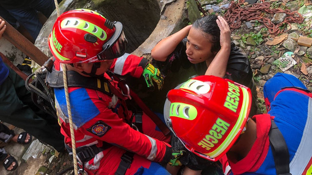 Seorang wanita jatuh ke sumur di Kramat Jati, Jakarta Timur, Sabtu (21/1/2023). Foto: Sudin Gulkarmat Jaktim
