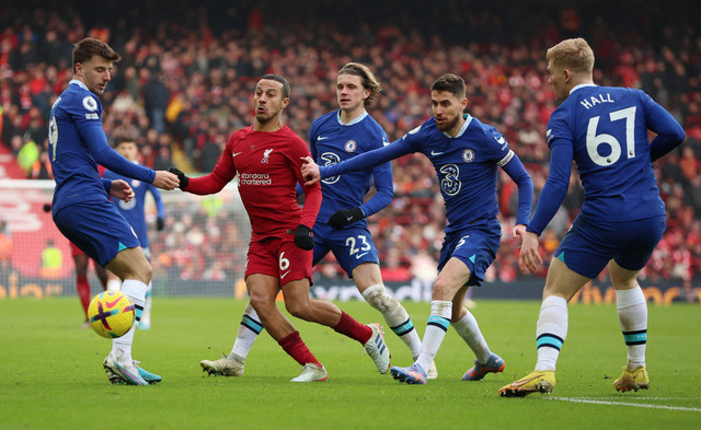 Pemain Liverpool Thiago Alcantara beraksi dengan pemain Chelsea Mason Mount, Conor Gallagher, Jorginho dan Lewis Hall di Anfield, Liverpool, Inggris. Foto: Phil Noble /Reuters