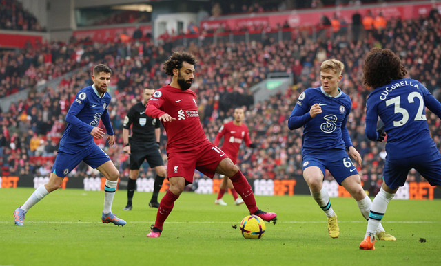 Pemain Liverpool Mohamed Salah  duel dengan Lewis Hall Chelsea di Anfield, Liverpool, Inggris. Foto: Phil Noble /Reuters