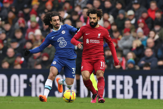 Pemain Chelsea Marc Cucurella beraksi dengan pemain Liverpool Mohamed Salah di Stadion Anfield, Liverpool, Inggris, Sabtu (21/1/2023). Foto: Phil Noble/REUTERS