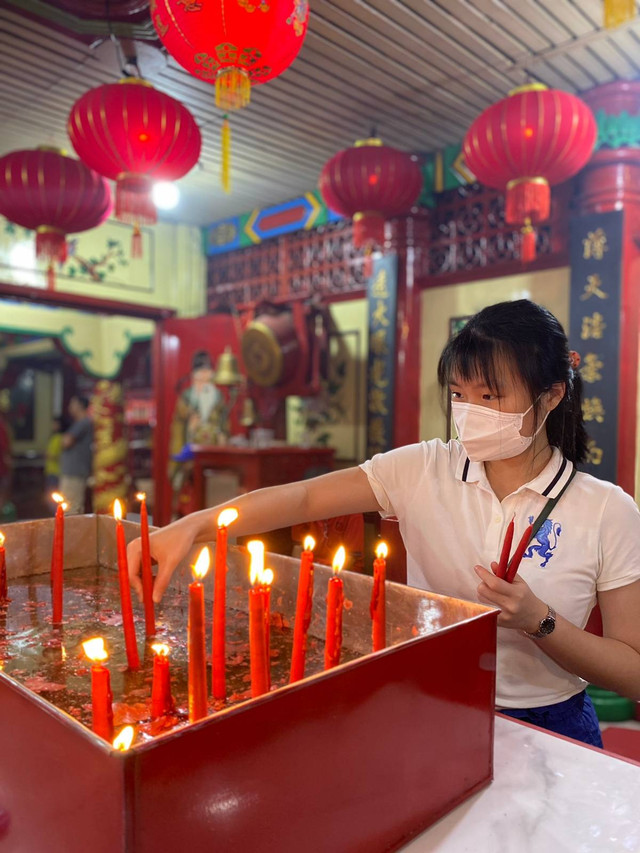 Warga Tionghoa sembahyang malam perayaan Imlek. Foto: Lydia Salsabilla/Hi!Pontianak