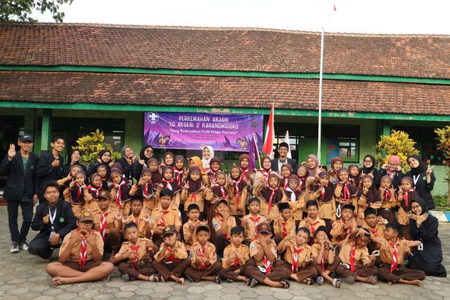 Foto Bersama Peserta dan Panitia Perkemahan Arjari Serta Dewan Guru Sumber: Dokumentasi Pribadi