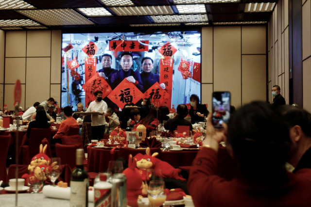 Suasana acara makan malam pada Malam Tahun Baru Imlek di hotel Shangri-La Shougang Park di Beijing, China, Sabtu (21/1/2023). Foto: Florence Lo/REUTERS