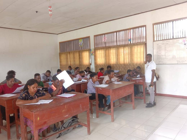 Perempuan Papua yang mengikuti test tertulis Badan Adhoc. Foto: MJ Trisna Adrianto