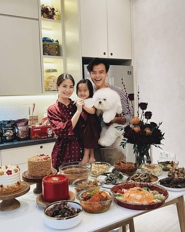 Dion Wiyoko rayakan imlek bareng keluarga. Foto: Instagram/@fionaanthony