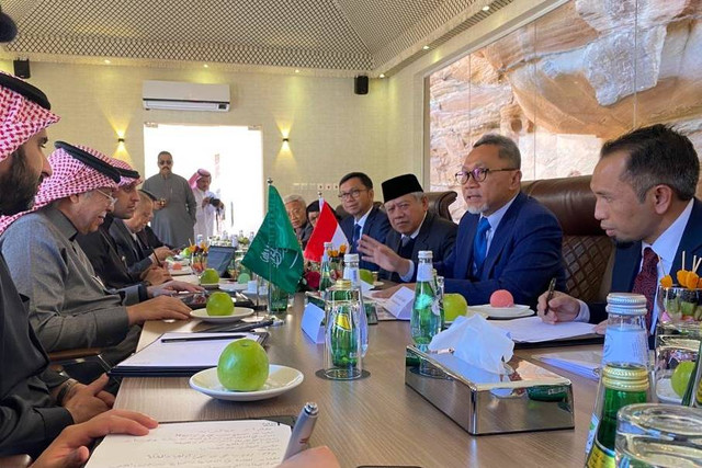 Pertemuan bilateral Mendag RI Zulkifli Hasan bersama Mendag Arab Saudi Majid Al-Qasabi di Al Ula, Madinah, Arab Saudi, pada Minggu (22/1/2023).  Foto: Kemendag RI