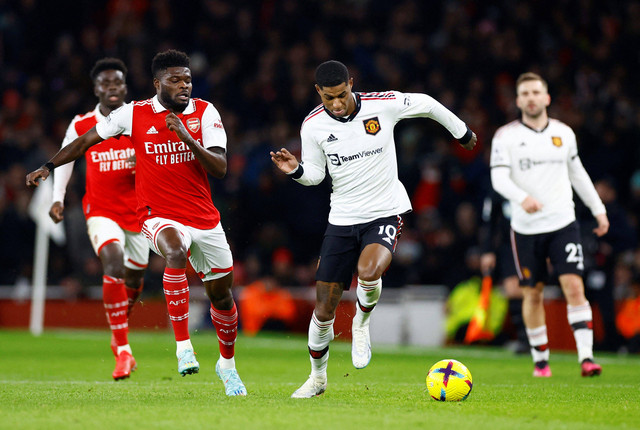 Thomas Partey dari Arsenal beraksi dengan Marcus Rashford dari Manchester United saat pertandingan melawan Manchester United di Stadion Emirates, London, Inggris. Foto: Peter Cziborra/Reuters