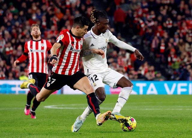 duardo Camavinga dari Real Madrid duel dengan Yuri Berchiche dari Athletic Bilbao di San Mames, Bilbao, Spanyol. Foto: Vincent West/Reuters
