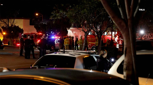 Petugas tanggap darurat di lokasi penembakan, setelah penembakan di Monterey Park, California, AS, 22 Januari 2023. Foto: TNLA/Handout via REUTERS