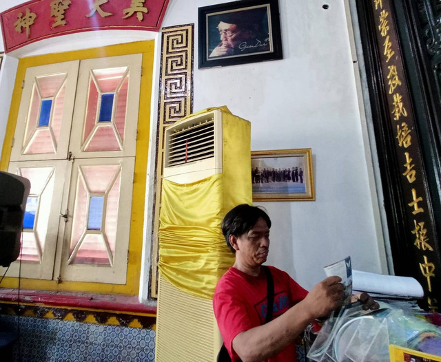 Muharrom, pria muslim penjaga klenteng Boen Bio Surabaya. Muharrom mengaku sebagai pengagum Gus Dur. Foto: Masruroh/Basra