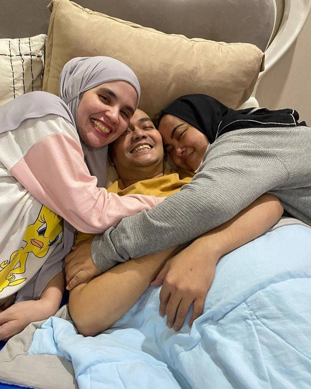 Indra Bekti berkumpul kembali bersama keluarga setelah sempat dirawat karena pendarahan otak. Foto: Instagram/dhila_bekti