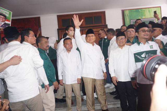Ketua Umum Partai Gerakan Indonesia Raya (Gerindra) Prabowo Subianto bersama Ketua Umum Partai Kebangkitan Bangsa (PKB) Muhaimin Iskandar meresmikan Sekretariat Bersama Partai Gerindra dan PKB di Kawasan Menteng, Jakarta pada Senin (23/1). Foto: Iqbal Firdaus/kumparan