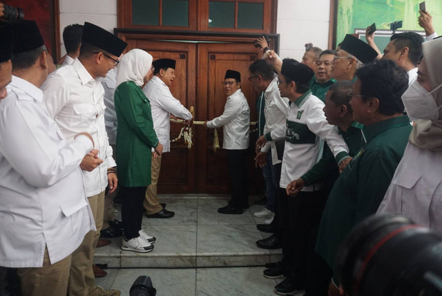 Ketua Umum Partai Gerakan Indonesia Raya (Gerindra) Prabowo Subianto bersama Ketua Umum Partai Kebangkitan Bangsa (PKB) Muhaimin Iskandar meresmikan Sekretariat Bersama Partai Gerindra dan PKB di Kawasan Menteng, Jakarta pada Senin (23/1). Foto: Iqbal Firdaus/kumparan