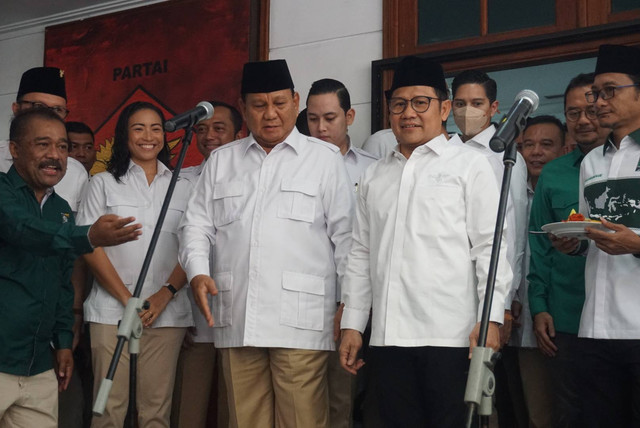 Ketua Umum Partai Gerakan Indonesia Raya (Gerindra) Prabowo Subianto bersama Ketua Umum Partai Kebangkitan Bangsa (PKB) Muhaimin Iskandar meresmikan Sekretariat Bersama Partai Gerindra dan PKB di Kawasan Menteng, Jakarta pada Senin (23/1). Foto: Iqbal Firdaus/kumparan