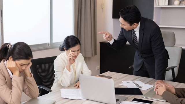 Ilustrasi bos memarahi anak buah. Foto: Shutterstock