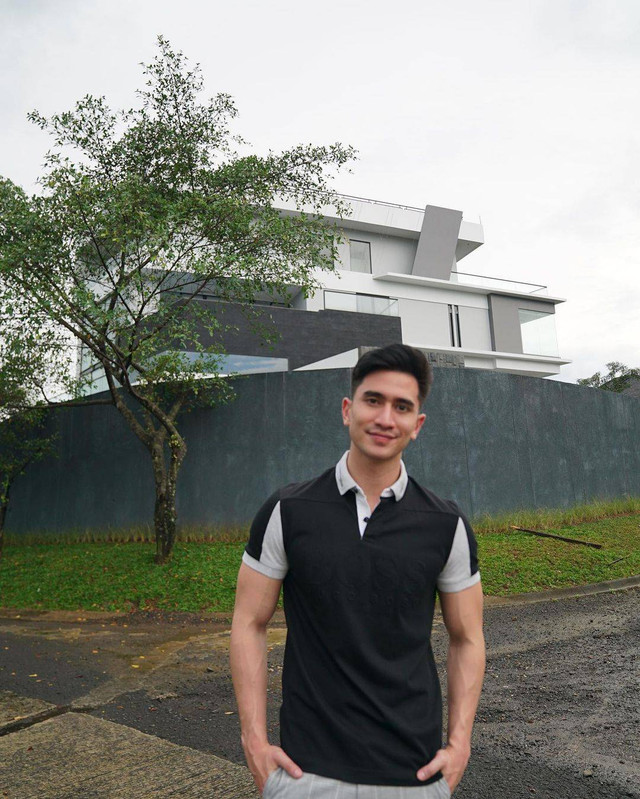 Verrell Bramasta dan rumah barunya. Foto: Instagram/@bramastavrl