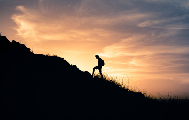 Ilustrasi mendaki gunung. Foto: KieferPix/Shutterstock