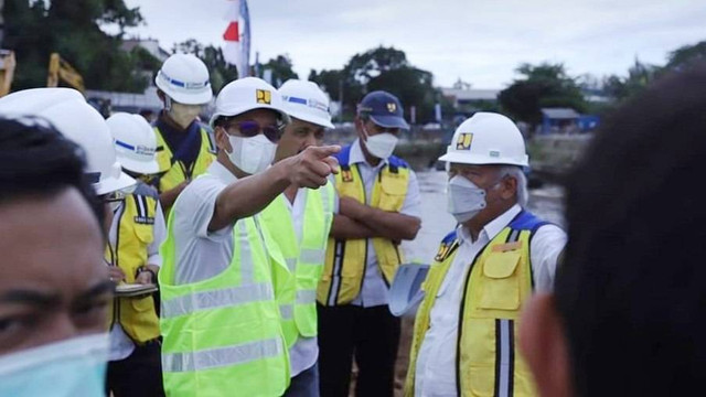 Pj Gubernur DKI Jakarta Heru Budi bersama Menteri PUPR Basuki Hadimuljono meninjau progres sodetan Kali Ciliwung menuju Kali Banjir Timur (KBT), Senin (23/1/2023). Foto: Instagram/@kotajakartatimur