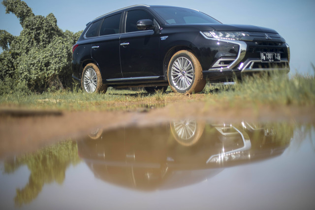 Mobil Mitsubishi Outlander PHEV. Foto: Aditia Noviansyah/kumparan