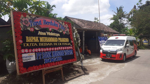 Karangan bunga di rumah dubes RI untuk Italia di Yogyakarta, Senin (23/1/2023). Foto: erfanto/Tugu Jogja
