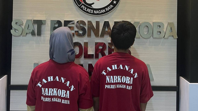 Polisi menangkap pasangan suami istri (pasutri) yang diduga pengedar narkoba jenis sabu-sabu di Nagan Raya, Aceh. Foto: Polres Nagan Raya