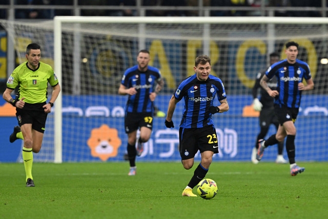 Gelandang Inter Milan Nicolo Barella menggiring bola saat pertandingan sepak bola Serie A Italia di stadion Giuseppa-Meazza (San Siro) di Milan. Foto: Miguel Medina/AFP
