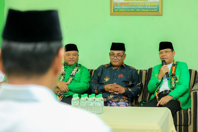 Plt Ketua Umum Partai Persatuan Pembangunan (PPP) Muhamad Mardiono sowan ke pengasuh Ponpes Modern Al-Muttaqien Balikpapan.  Foto: Dok. Istimewa