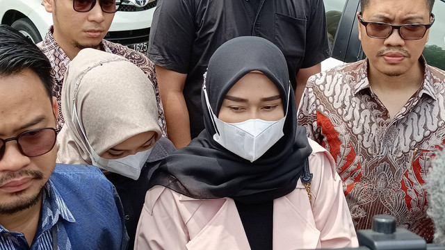 Istri Putra Siregar, Septia Yetri Opani Hadiri Agenda Mediasi di Pengadilan Agama Jakarta Timur. Foto: Aprilandika Pratama/kumparan