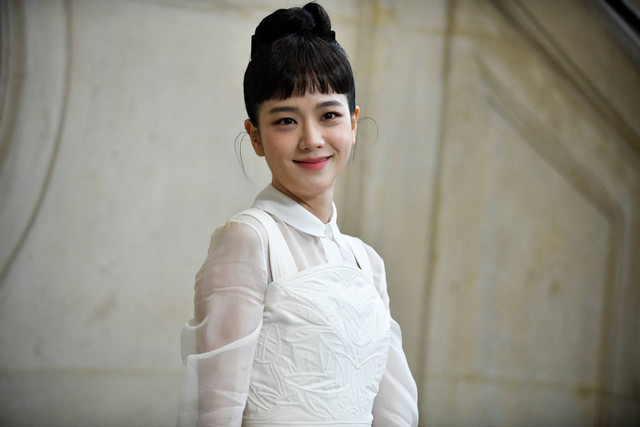 Penyanyi, model, dan aktris Korea Selatan Jisoo berpose selama sesi pemotretan Christian Dior sebagai bagian dari Pekan Mode Musim Semi-Musim Panas 2023 Haute-Couture di Paris pada 23 Januari 2023. Foto: Julien De Rosa/AFP