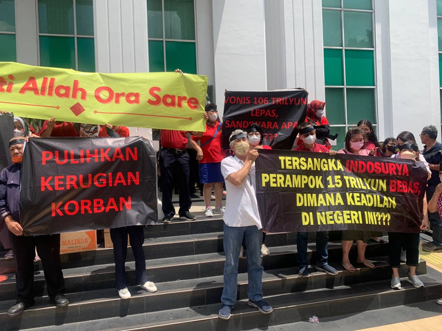 Korban kasus penipuan KSP Indosurya melakukan unjuk rasa di Pengadilan Negeri Jakarta Barat, Selasa (24/1/2023). Foto: Nabil Jahja/kumparan