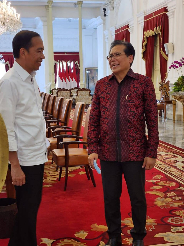 Dubes RI untuk Kazakhstan merangkap Republik Tajikistan, Fadjroel Rachman, menemui Presiden Jokowi di Kompleks Istana Kepresidenan. Foto: Dok. Fadjroel Rachman