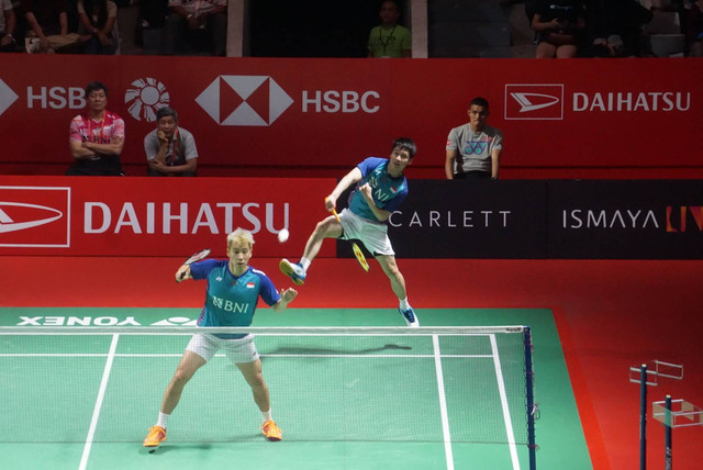 Kevin Sanjaya Sukamuljo/Marcus Fernaldi Gideon berhasil melaju ke babak 16 besar Indonesia Masters usai mengalahkan Kang Min Hyuk/Seo Seung Jae, 21-17, 21-12 di Istora Senayan, Jakarta pada Selasa (24/1). Foto: Iqbal Firdaus/kumparan