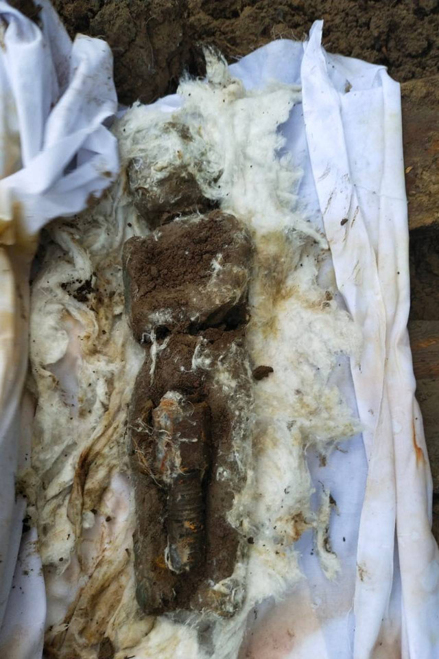 Makam misterius di Cianjur yang berisi celurit, golok, hingga baut. Foto: Dok. Istimewa