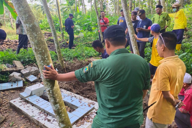 Makam misterius di Cianjur yang berisi celurit, golok, hingga baut. Foto: Dok. Istimewa