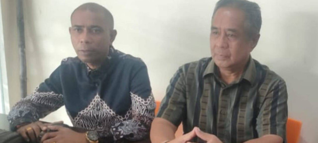 Keterangan foto: Benny Litelnoni saat didampingi kuasa hukum Emanuel Passar, saat memberikan keterangan pers.