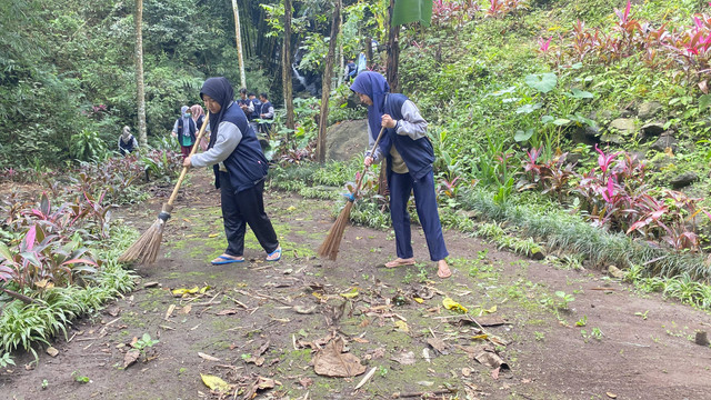 Bersih-bersih Air Terjun Granjangan