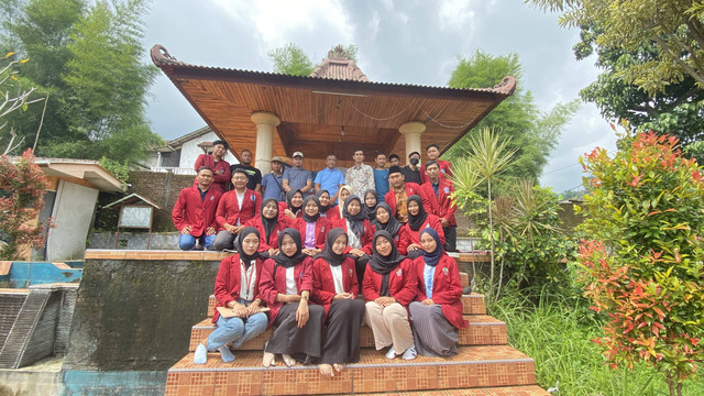 foto bersama pemerintah desa ledug