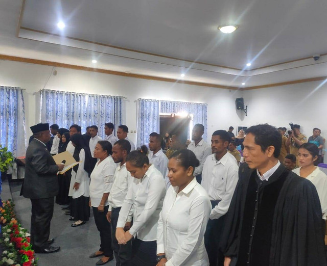 Ketua KPU Raja Ampat, Steven Eibe, S STP, Lantik 32 anggota PPS se Raja Ampat di aula kantor KPU Raja Ampat. Foto Wim/BalleoNEWS