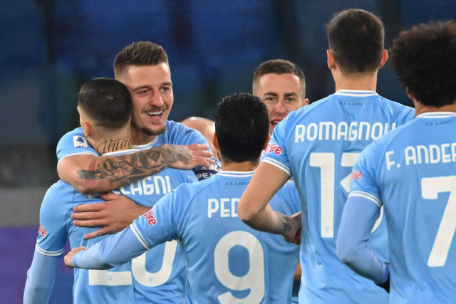 Gelandang Lazio Sergej Milinkovic-Savic merayakan gol saat pertandingan Serie A Italia antara Lazio dan AC Milan di stadion Olimpiade di Roma. Foto: Andreas Solaro/AFP