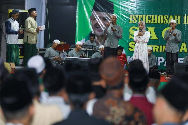 Relawan Santrine Abah Ganjar (SAG) menggelar istigasah, selawat, dan doa bersama di Tempursari, Kelurahan Sambirejo, Kecamatan Geger, Kabupaten Madiun, Jatim.  Foto: Dok. Istimewa