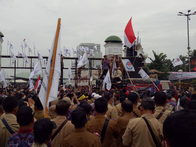Ratusan massa dari kepala desa dan perangkat desa yang tergabung dalam Persatuan Perangkat Desa Indonesia (PPDI) kembali menggelar unjuk rasa di depan Gedung DPR di Senayan, Jakarta, Rabu (25/1). Foto: Ananta Erlangga/kumparan