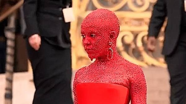 Tampilan nyentrik Doja Cat di Schiaparelli Show PFW, dipenuhi 30 ribu Swarovski. Foto: Instagram/@dojacat