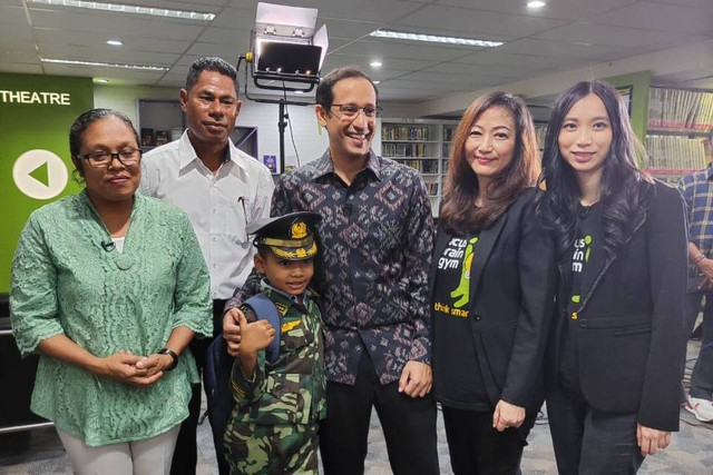 Nono, Siswa SD asal NTT yang juara 1 olimpiade sempoa dunia saat bertemu dengan Mendikbudristek Nadiem. Foto: Dok. Istimewa