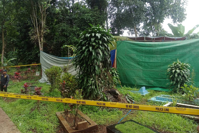 Polisi membongkar makam Halimah istri siri Wowon, di Kabupaten Bandung, Rabu (25/1). Foto: Arif Syamsul Ma'arif/kumparan