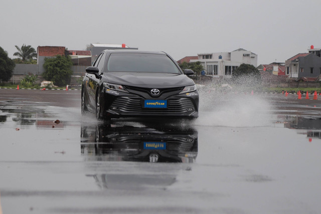 Uji coba kehandalan ban yang digadang sebagai produk all around dari Goodyear di Pusat Pendidikan Lalu Lintas (Pusdiklantas) BSD, Tangerang, Rabu (25/1/2023).  Foto: Jamal Ramadhan/kumparan