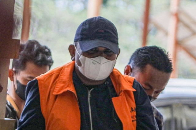 Penyidik KPK menggiring buronan Izil Azhar alias Ayah Merin saat tiba di Bandara Internasional Sultan Iskandar Muda (SIM) Aceh Besar, Aceh, Rabu (25/1/2023).  Foto: Khalis Surry/ANTARA FOTO
