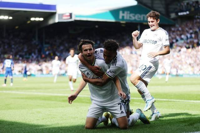 Selebrasi pemain Leeds United usai mencetak gol ke gawang Chelsea pada pertandingan lanjutan Liga Inggris di Elland Road, Leeds, Inggris. Foto: Carl Recine/REUTERS
