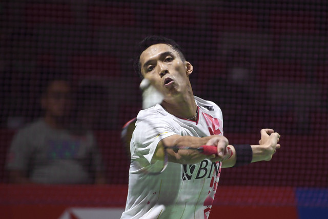 Pebulu tangkis tunggal putra Indoneia Jonatan Christie saat melawan pebulu tangkis tunggal putra Irlandia Nhat Nguyen pada babak 32 besar turnamen Daihatsu Indonesia Masters 2023 di Istora Gelora Bung Karno, Senayan, Jakarta, Rabu (25/1/2023).  Foto: M Risyal Hidayat/ANTARA FOTO