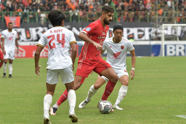 Pesepak Bola Persija Jakarta Abdulla Yusuf (tengah) dihadang dua pesepak bola PSM Makassar saat menguasai bola pada lanjutan liga 1 di Stadion Patriot Chandrabhaga di Bekasi, Jawa Barat, Rabu (25/1/2023).  Foto: Fakhri Hermansyah/ANTARA FOTO