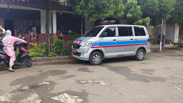 Ambulans yang datang ke SDN Pengasinan 1. Dok: Istimewa.